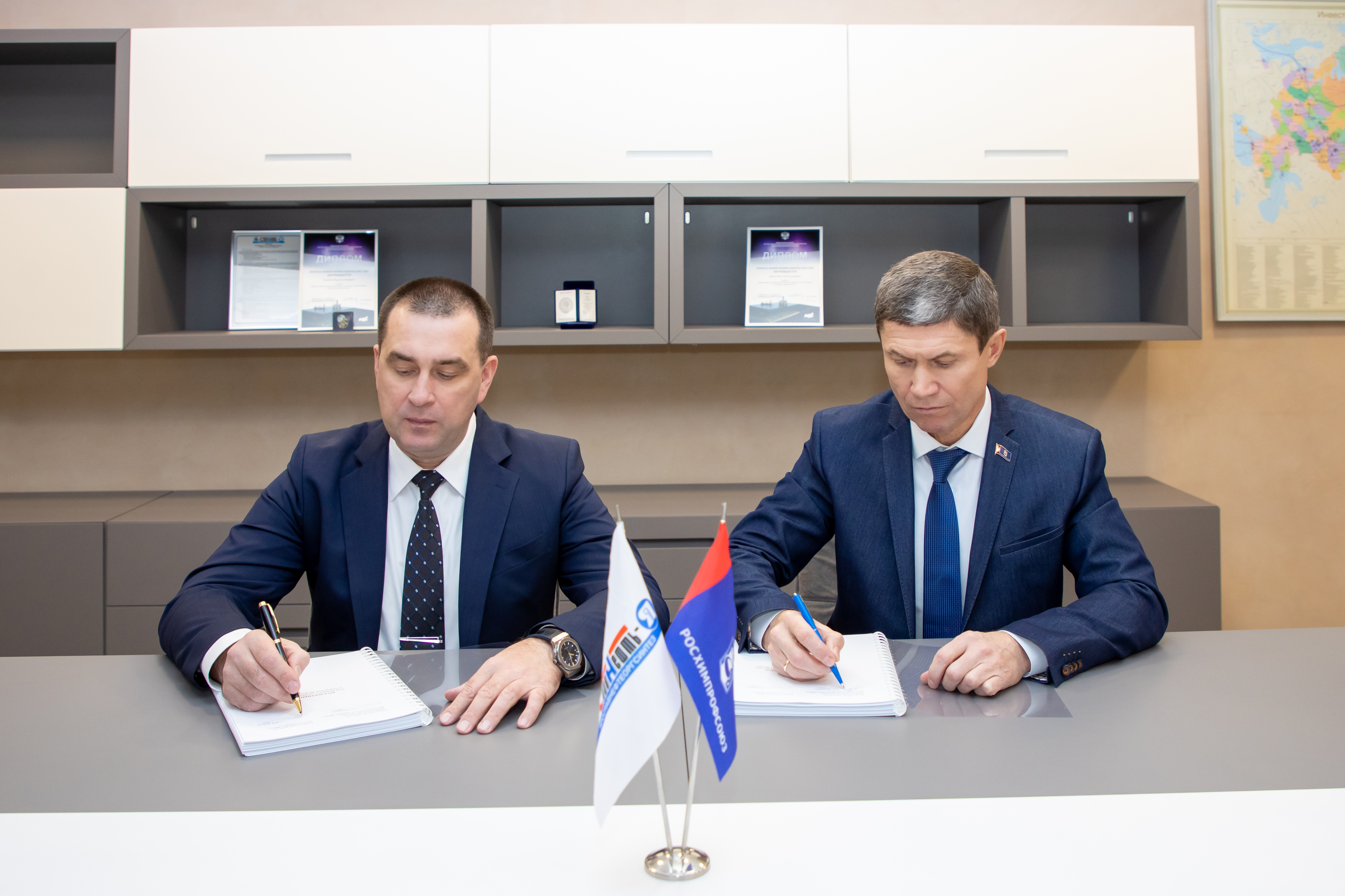 Подписан новый коллективный договор ПАО «Славнефть-ЯНОС»